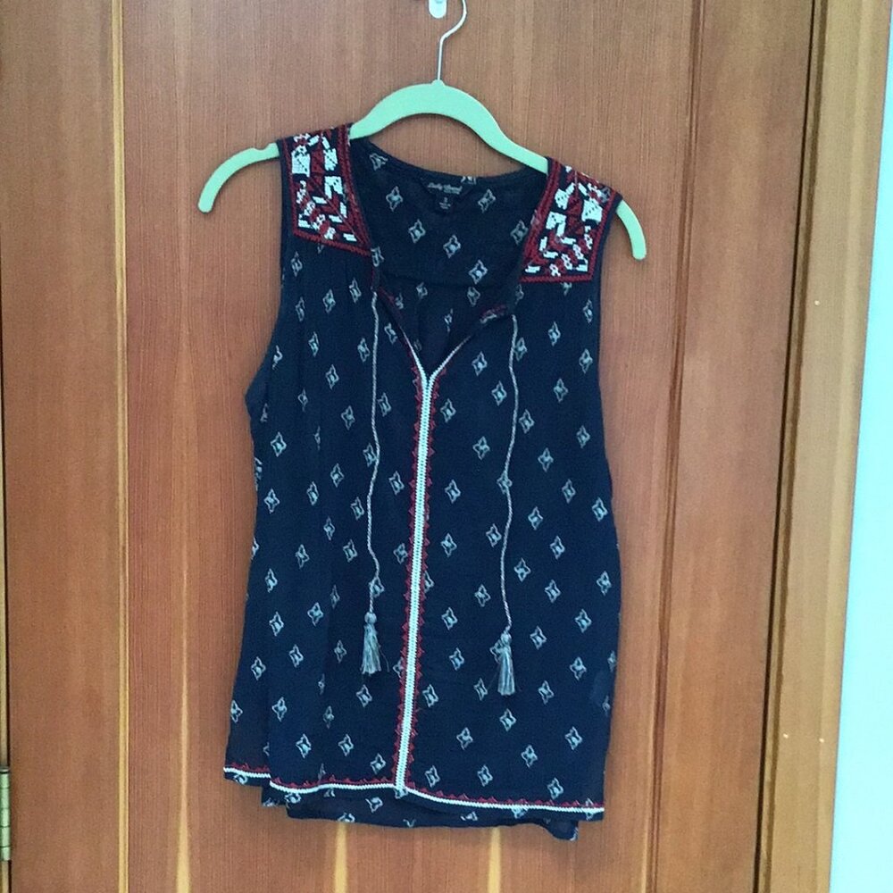 Lucky Brand Sleeveless Embroidered Peasant Blouse Slit Sides Navy Red Cream Sz S